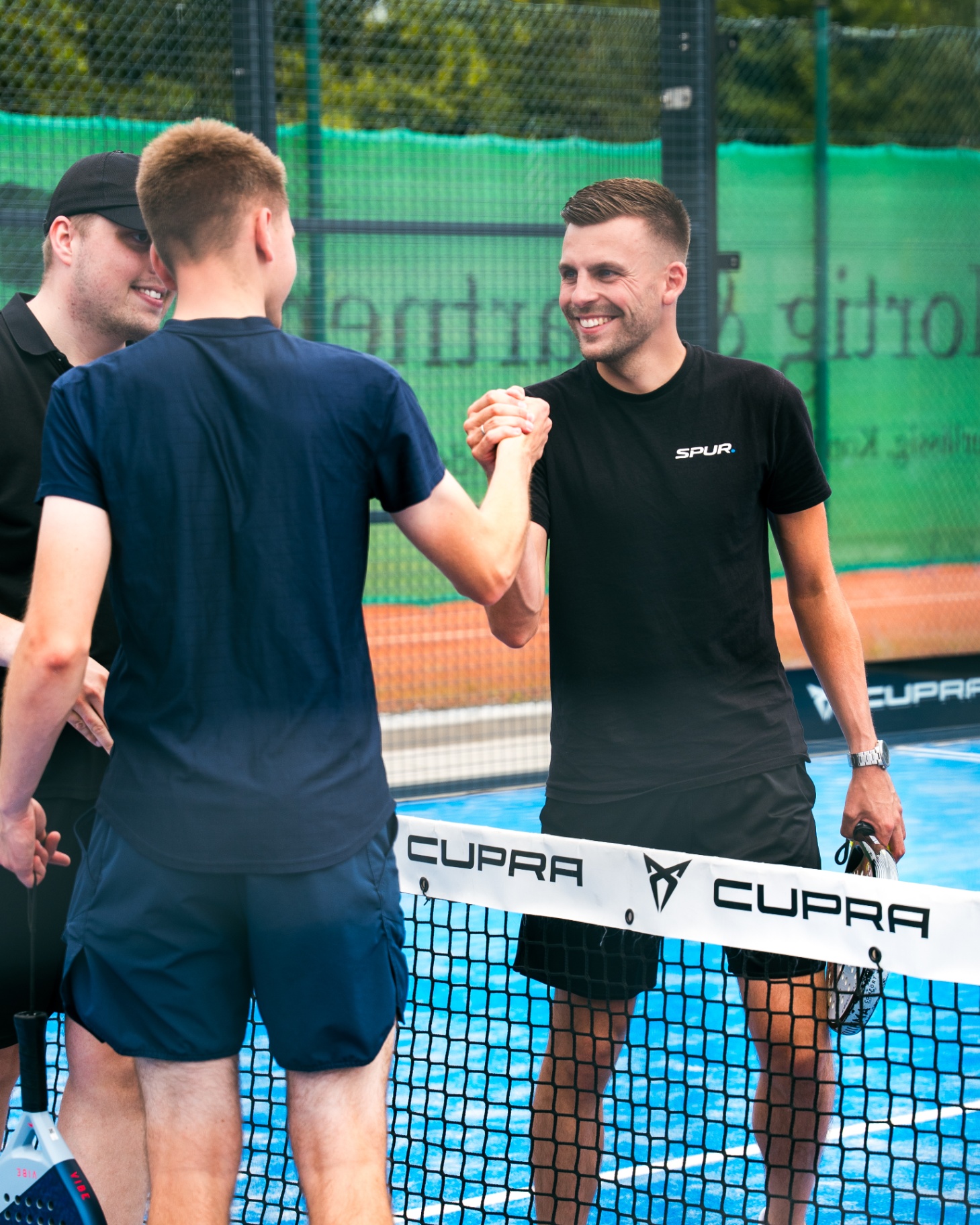 Padel-Spieler in Action auf einem NETWORK Court