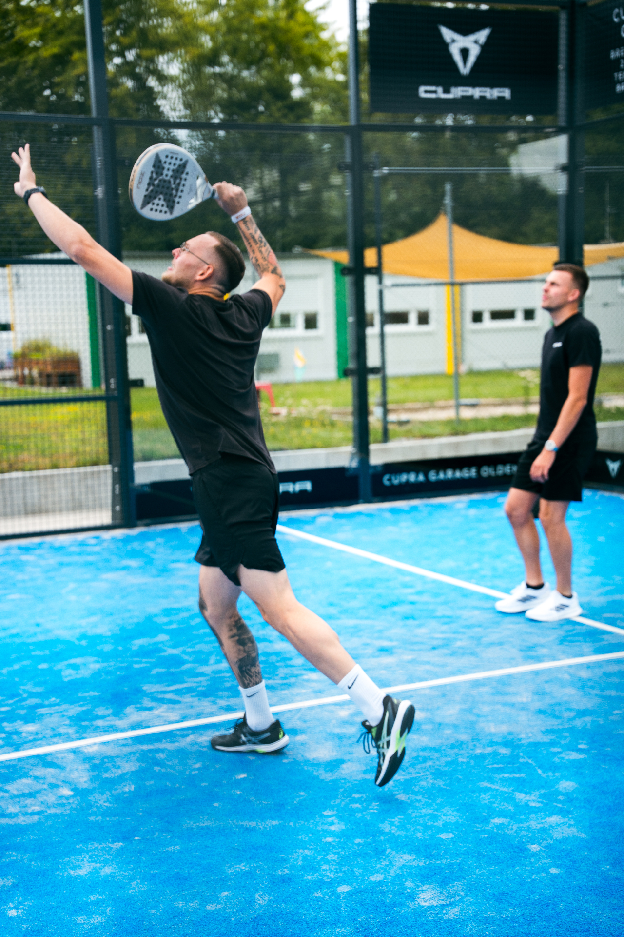 Spieler beim Aufschlag auf dem Padel Court
