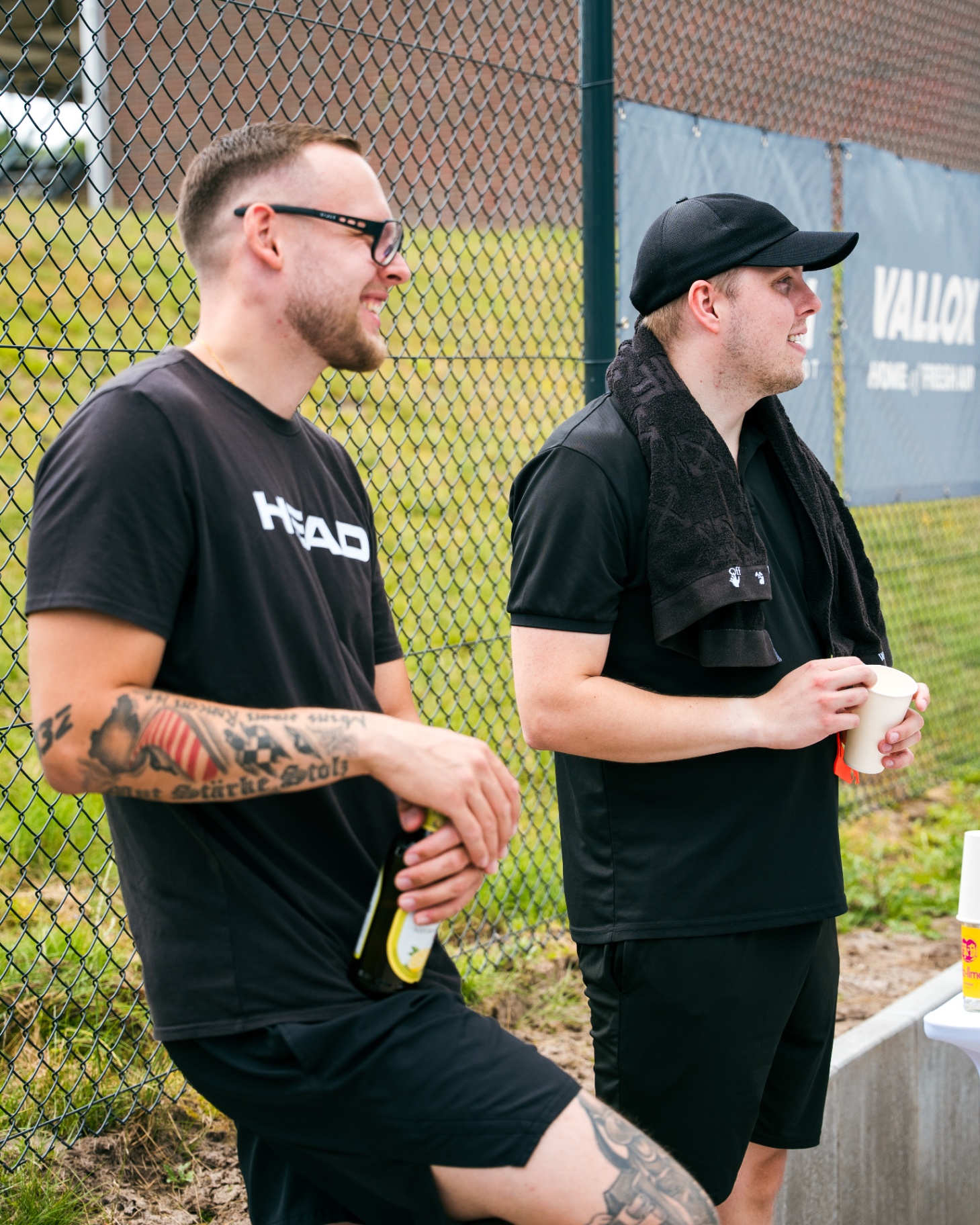 Zwei Spieler beim Networking am Court
