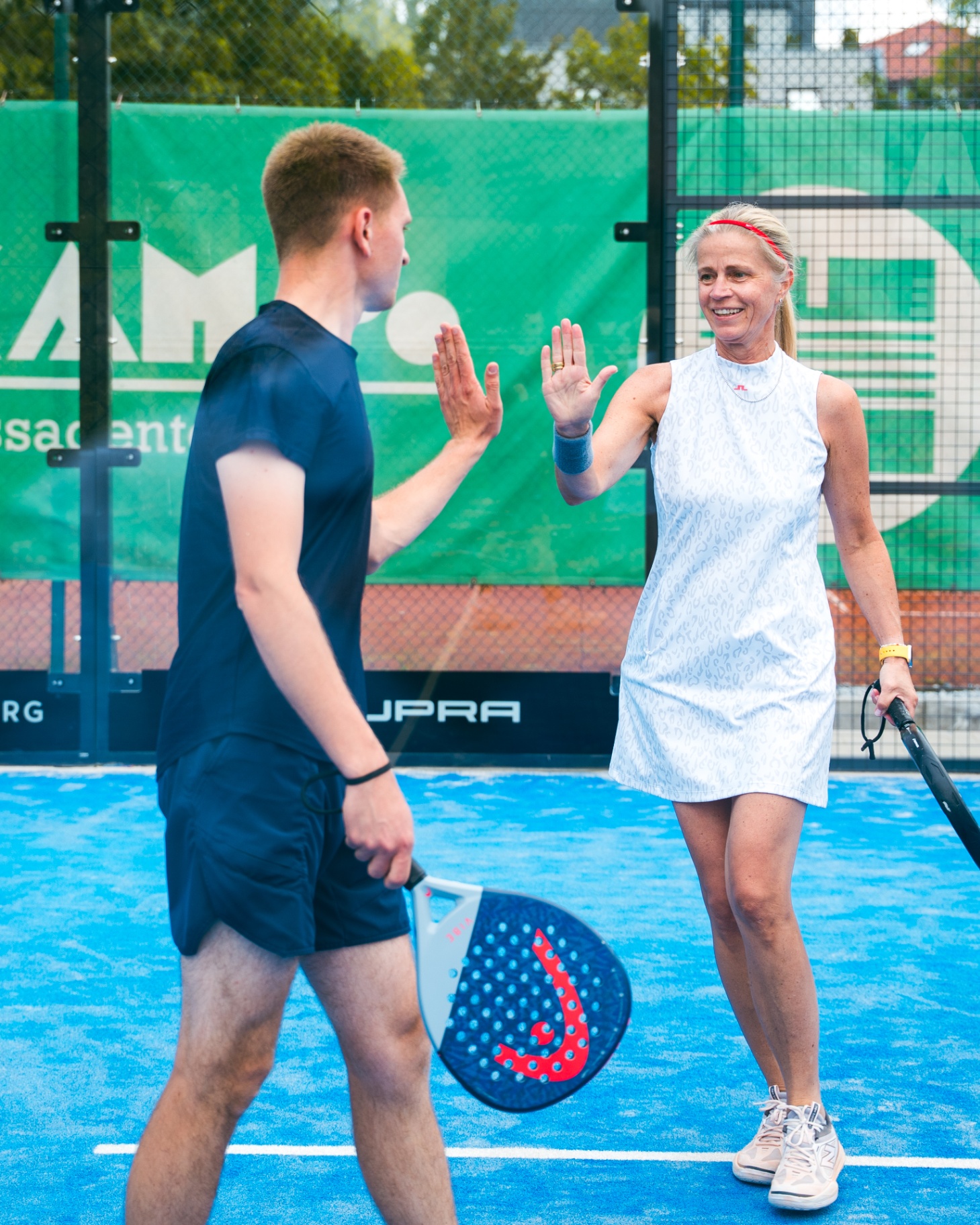 High-Five auf dem Padel Court