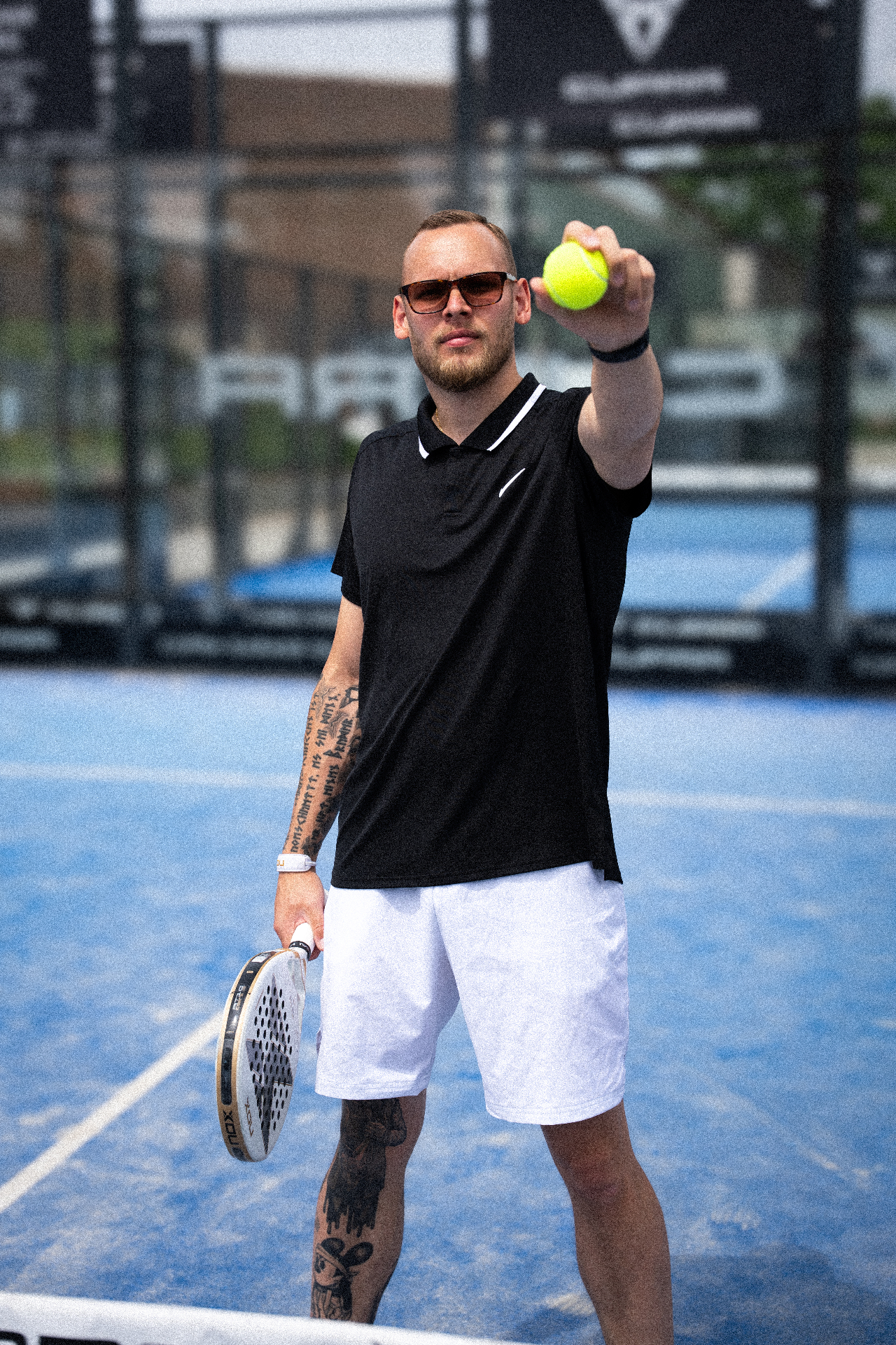 Padel-Spieler in Action auf einem NETWORK Court